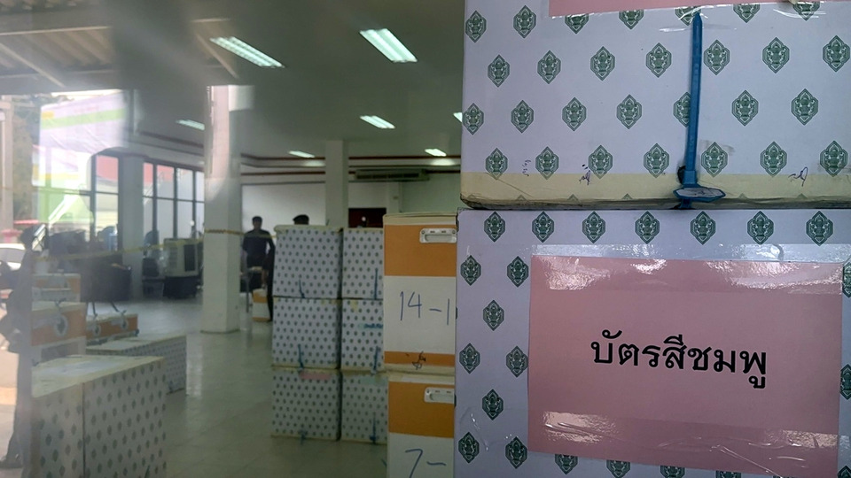 เขต 8 ชลบุรีวุ่น! มวลชนเฝ้าย้ายหีบบัตร จี้นับคะแนนใหม่-ลั่นเลือกตั้งใหม่ กกต. ย้ำห้ามแกะหีบ
