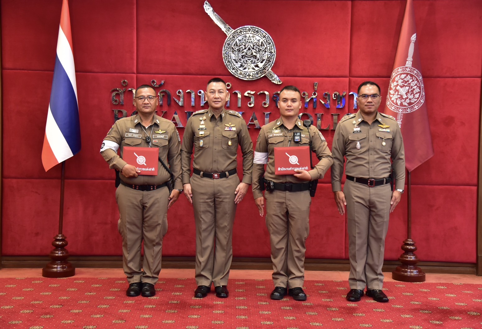“บิ๊กต่าย” มอบประกาศเกียรติคุณจราจรช่วยคนพิการนั่งวีลแชร์ข้ามถนน