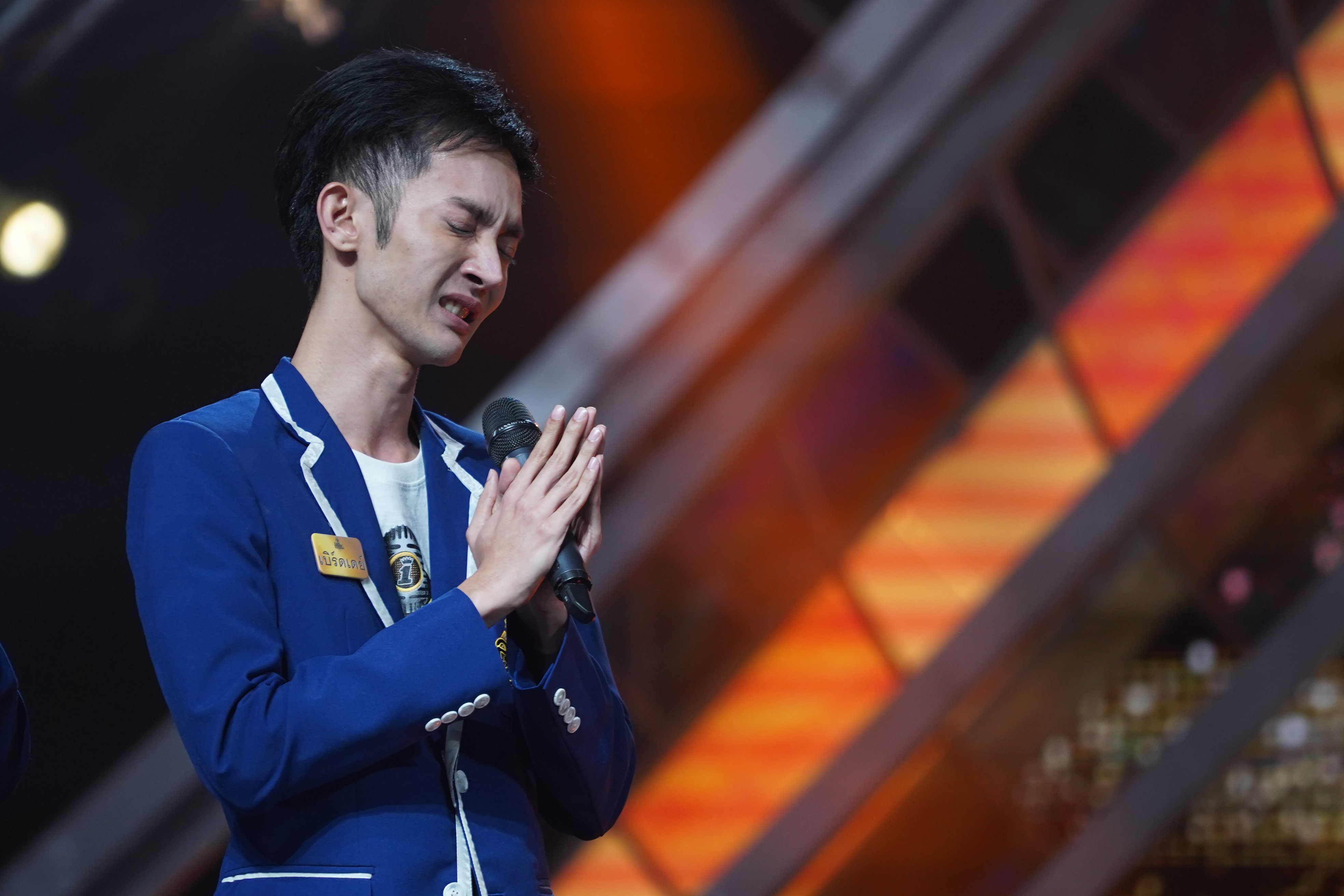 แม่ยกใจจะสลาย! “เบิร์ดเดย์ ศรทอง” ตัวเต็งลูกทุ่งไอดอล สติหลุด-ลืมเนื้อร้อง โดน "เอกชัย" คอมเมนท์จวก! จนหลุดโฮกลางรายการ