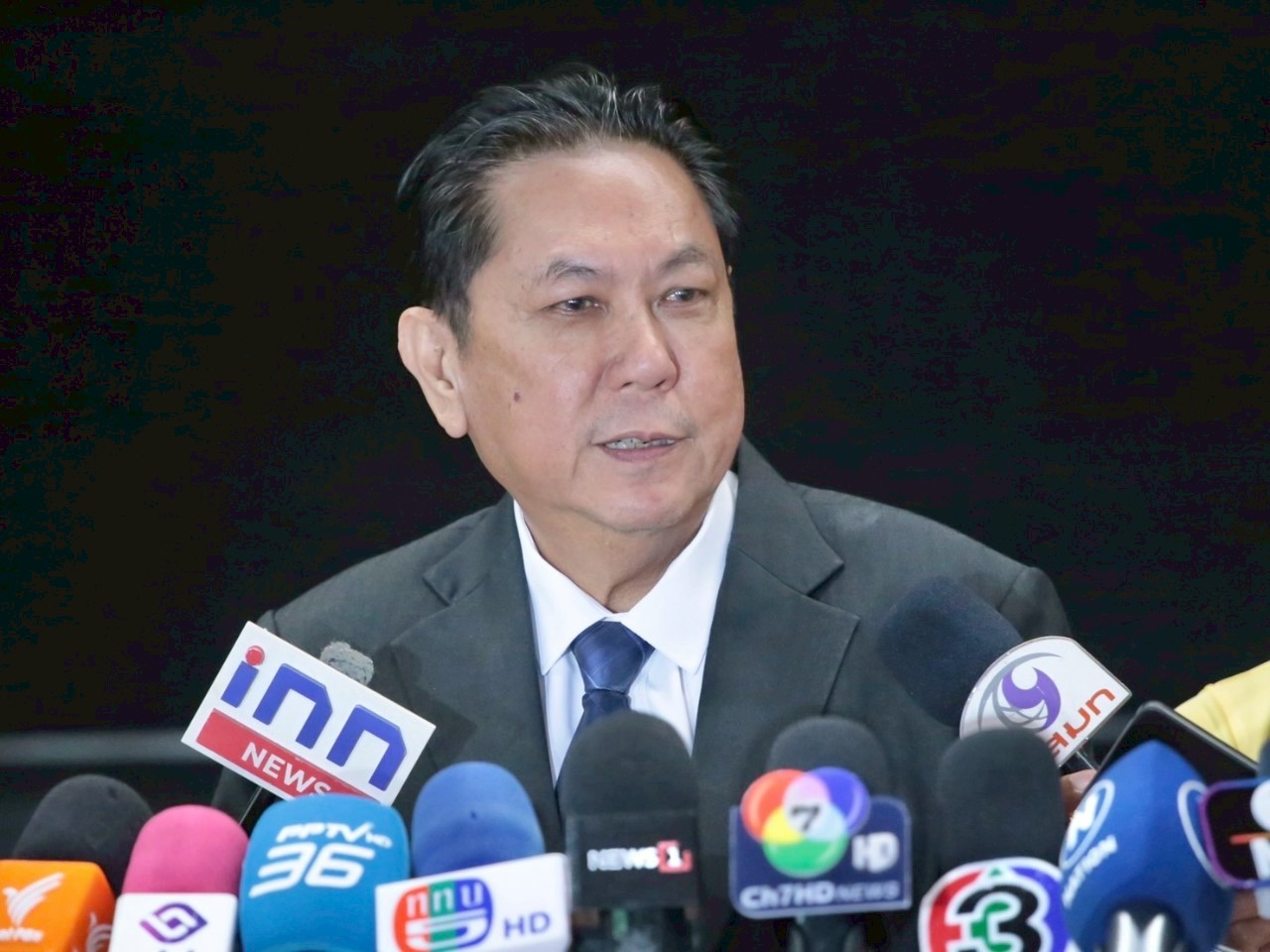 "วิสุทธิ์" ไม่สน "นิด้าโพล" ชี้ความนิยม "นายกฯ-พท." ลดฮวบ เย้ยม็อบจุดไม่ติด ปรามพรรคร่วมฯอย่ากดดันรัฐบาล