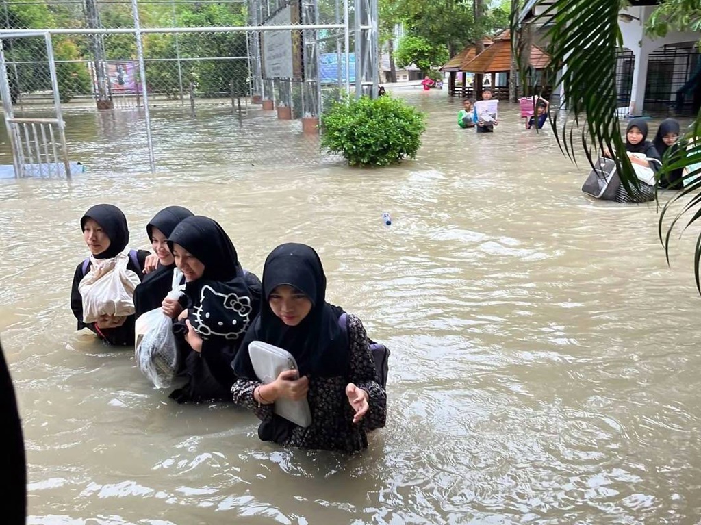 โคกโพธิ์อ่วม!! น้ำท่วมฉับพลัน เร่งอพยพนักเรียน 500 คนติดในโรงเรียน