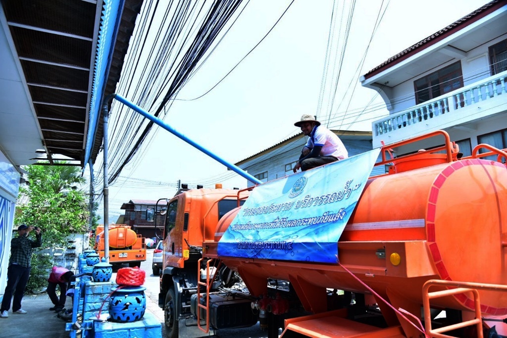 ชาวศรีสัชฯ เฮ! สชป.4 ลุยเติมน้ำสู้ภัยแล้ง 
