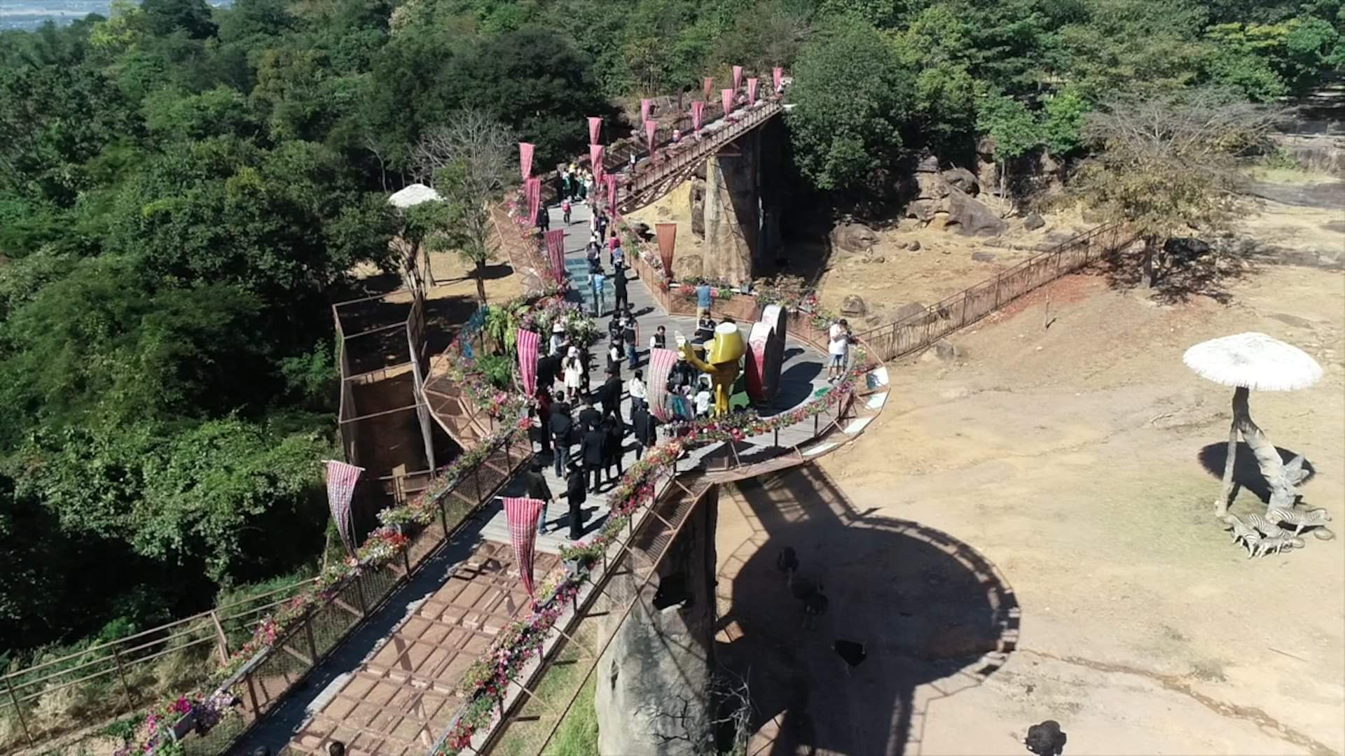 เปิด "Sky Walk Flora View@ Khon Kaen Zoo season 2" สักการะพระพุทธศิลามณี เที่ยวอุทยานหินล้านปี ชมดอกไม้เมืองหนาว
