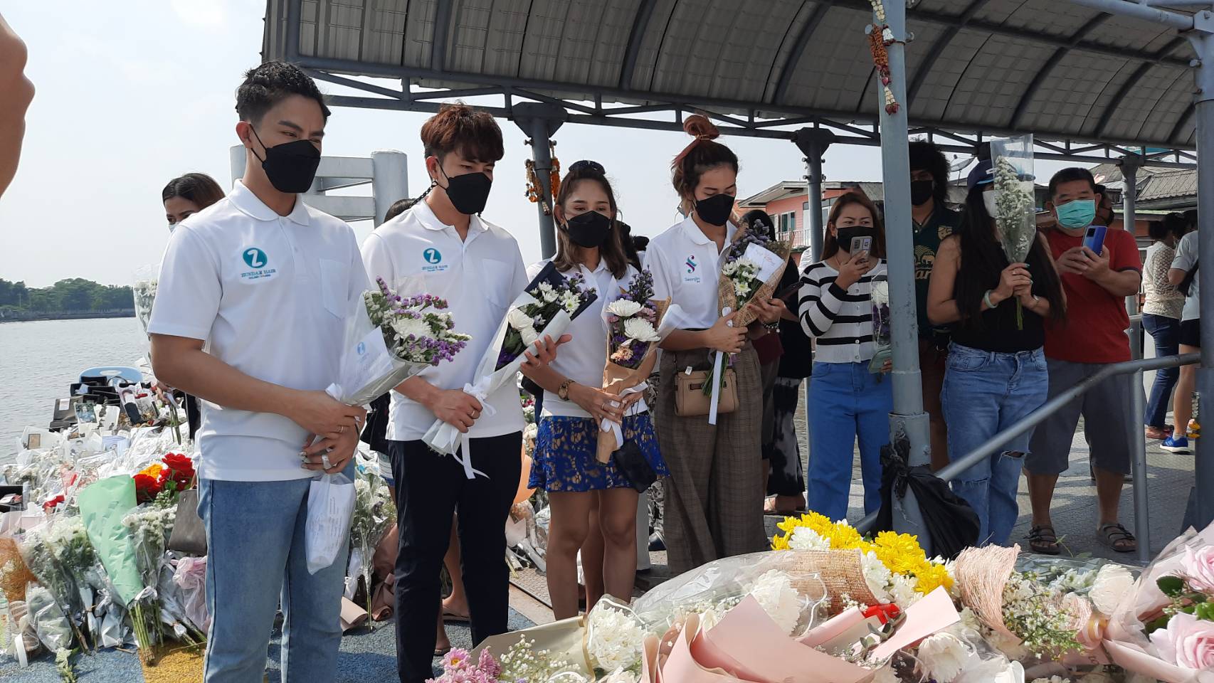 กลุ่มแฟนคลับแตงโมรวมตัวเรียกร้องความเป็นธรรม พร้อมแสดงออกเชิงสัญญลักษณ์ร่วมร้องเพลงที่ท่าน้ำพิบูลสงคราม 1