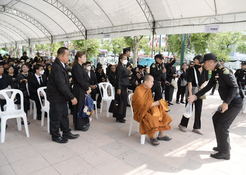 ปชช. หลั่งไหลร่วมถวายน้ำสรงพระบรมศพ สมเด็จพระพันปีหลวง ณ ศาลาสหทัยสมาคม สนามหลวง
