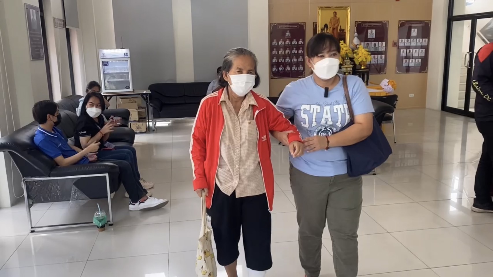 ยายวัย66ตกท่อถูกเหล็กเสียบเข้าแจ้งความผู้รับเหมา 