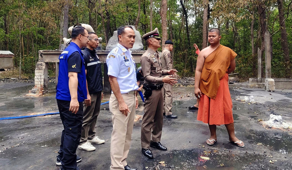 ปกครอง-ตร.กาฬสินธุ์ ลุยสอบปมไฟไหม้ศาลาวัดป่าบ้านผึ้ง ชาวบ้านสงสัยวางเพลิง