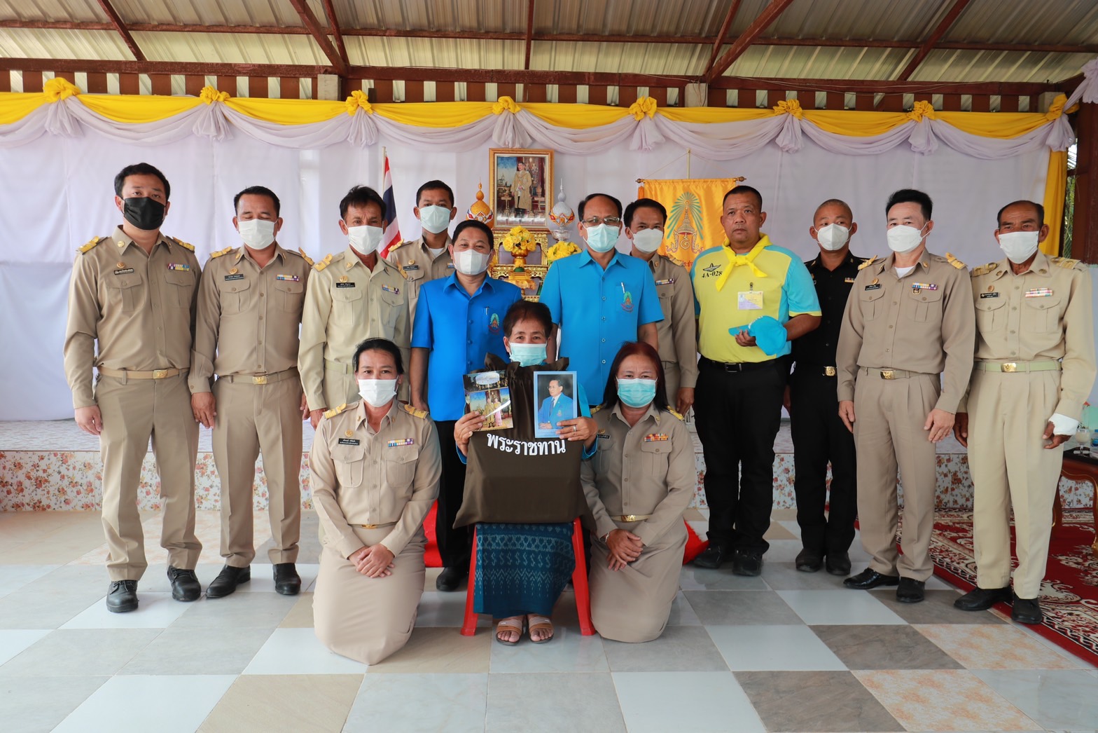 รองต่อศักดิ์ มอบเงิน 2 แสน ช่วยสร้างบ้านใหม่ให้ คุณยาย ชาวบัวลาย โคราช ไฟไหม้บ้านสิ้นเนื้อประดาตัว 