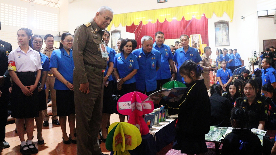 องคมนตรีตรวจเยี่ยมโรงเรียนสังวาลย์วิทยา มอบสิ่งของพระราชทาน สร้างขวัญกำลังใจนักเรียน–ครู แม่ฮ่องสอน