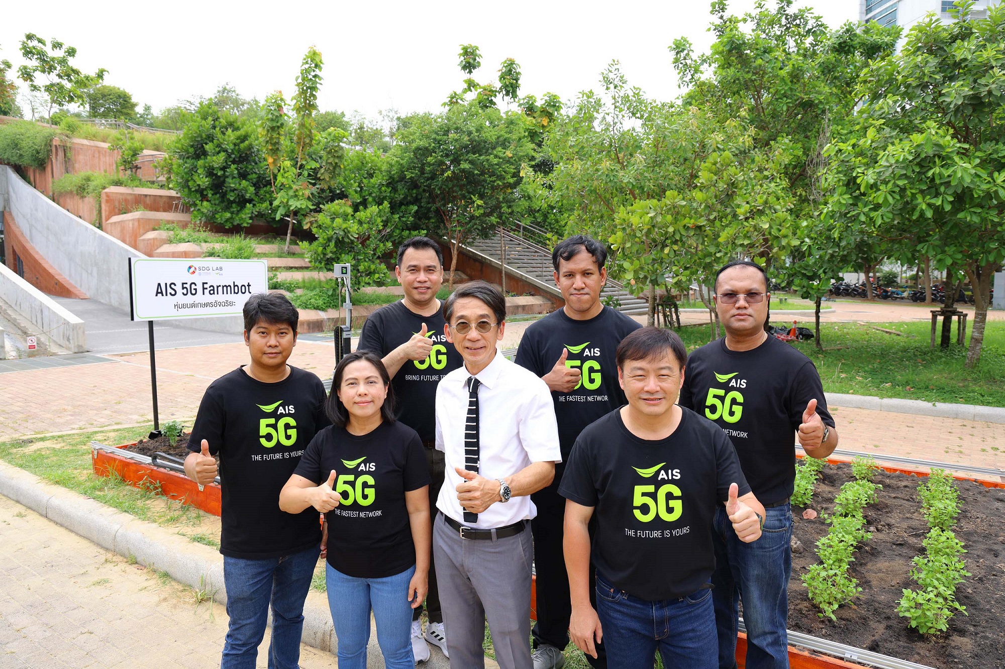 AIS สานต่อความร่วมมือกับ SDG Lab ม.ธรรมศาสตร์นำ 5G พัฒนา “AIS 5G Farmbot หุ่นยนต์เกษตรอัจฉริยะ” 