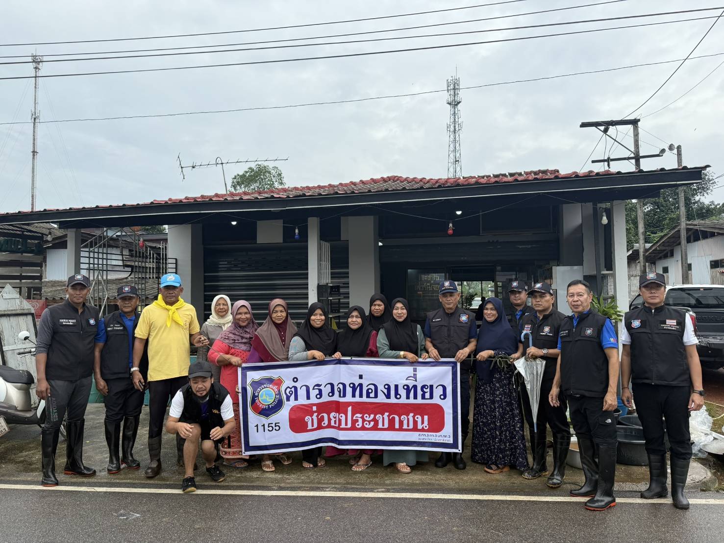 ตร.ท่องเที่ยว ทำอาหารช่วยเหลือประชาชนประสพอุทกภัยน้ำท่วม ในพื้นที่ จ.นราธิวาส
