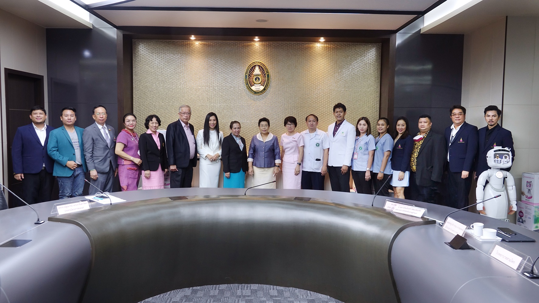 มรภ.สวนสุนันทาส่งมอบหุ่นยนต์สวัสดีพยาบาลให้โรงพยาบาลสังกัดกระทรวงสาธารณสุข