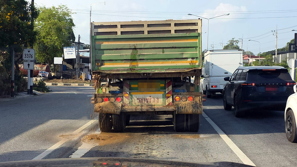 มักง่าย! รถบรรทุกทรายปล่อยน้ำโคลน-ทรายร่วงเกลื่อนถนน ชาวบ้านผวาเสี่ยงอุบัติเหตุ