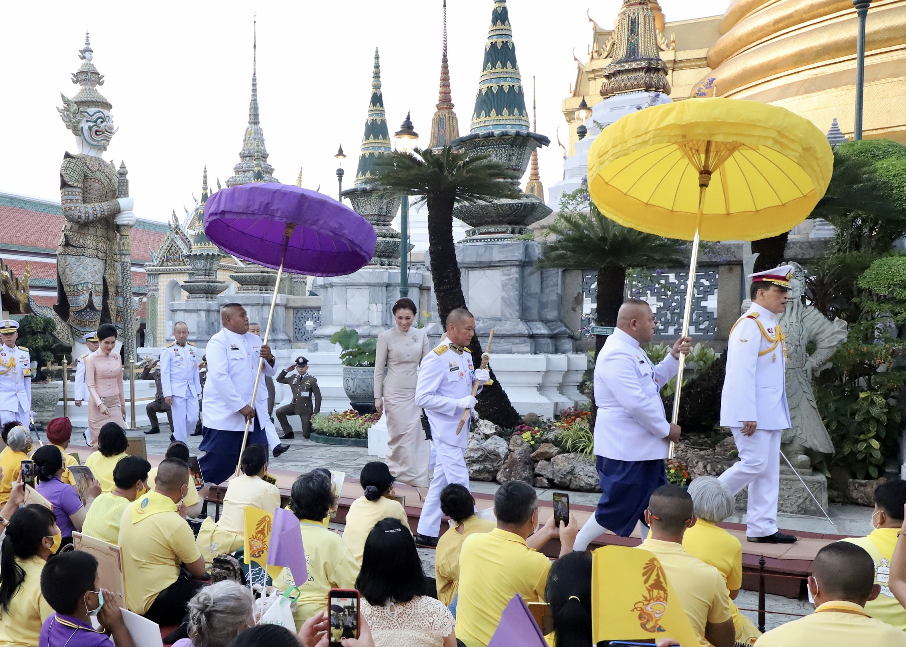 ในหลวง  ทรงเปลี่ยนเครื่องทรงฤดูหนาว  ‘พระแก้วมรกต’  เพื่อทรงเครื่องสำหรับฤดูร้อน