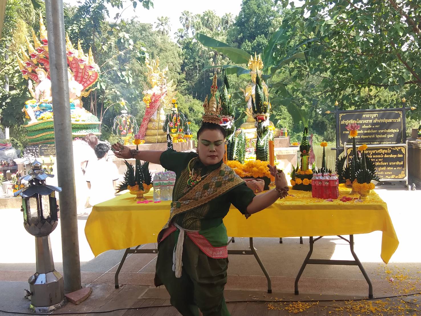 แห่ส่องเลขเด็ดขันน้ำมนต์ หลังนาคน้อยรำถวาย" ปู่ศรีสุทโธ" คำชะโนด 