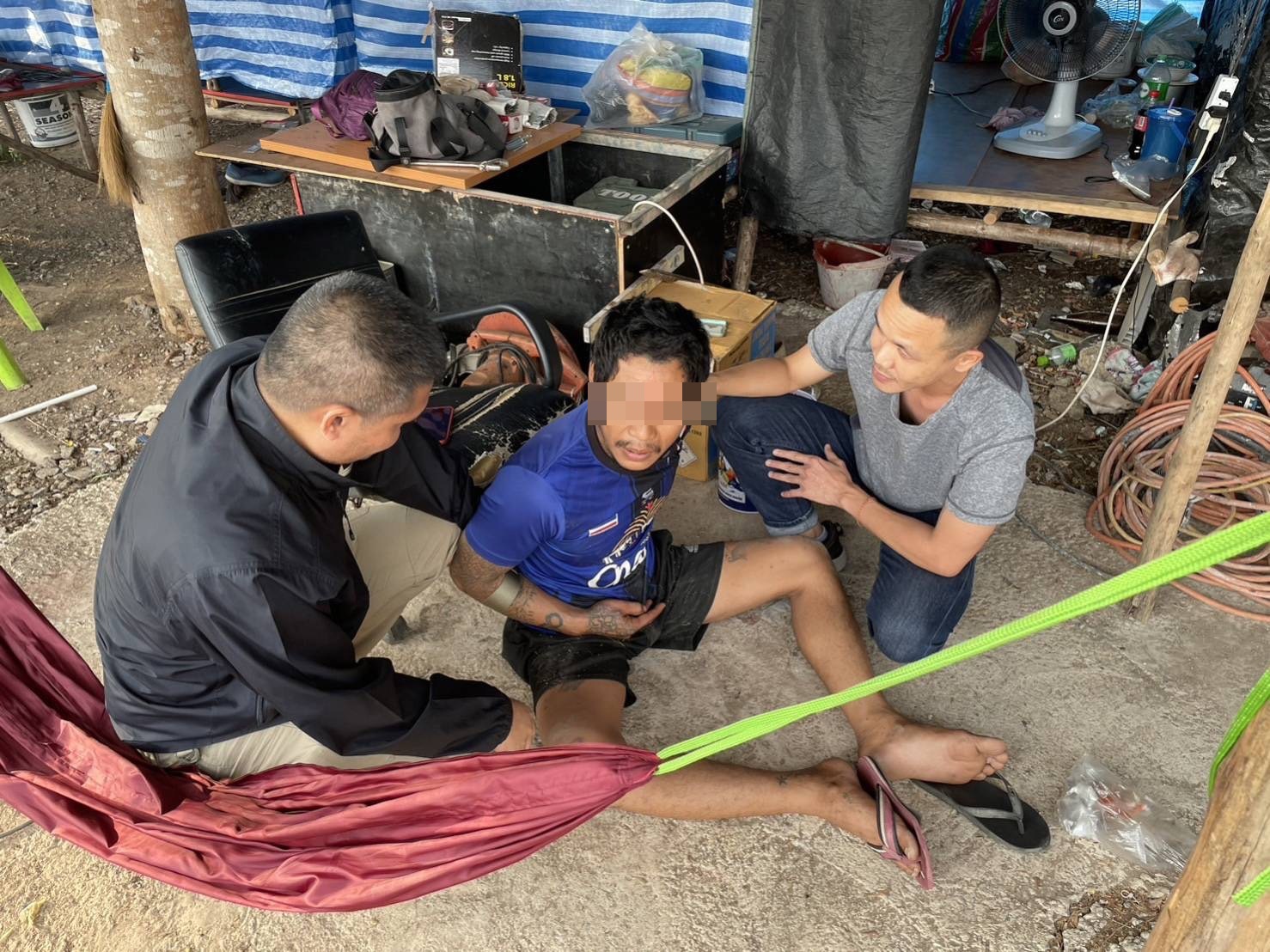 รวบหนุ่มฆ่าเพื่อนบ้านผู้ต้องหาตามหมายจับหลบหนีคดีนาน 5 ปี