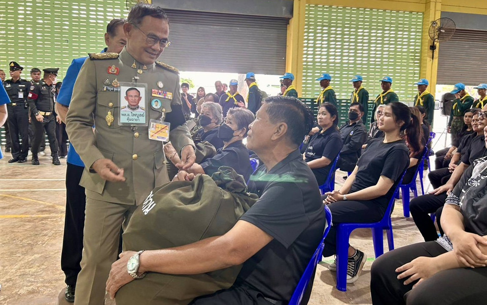 ในหลวง โปรดเกล้าฯให้ องคมนตรี  ร่วมกับ มูลนิธิราชประชานุเคราะห์ฯ เชิญถุงพระราชทานมอบแก่ผู้ประสบอุทกภัยในพื้นที่ จ.อ่างทอง 