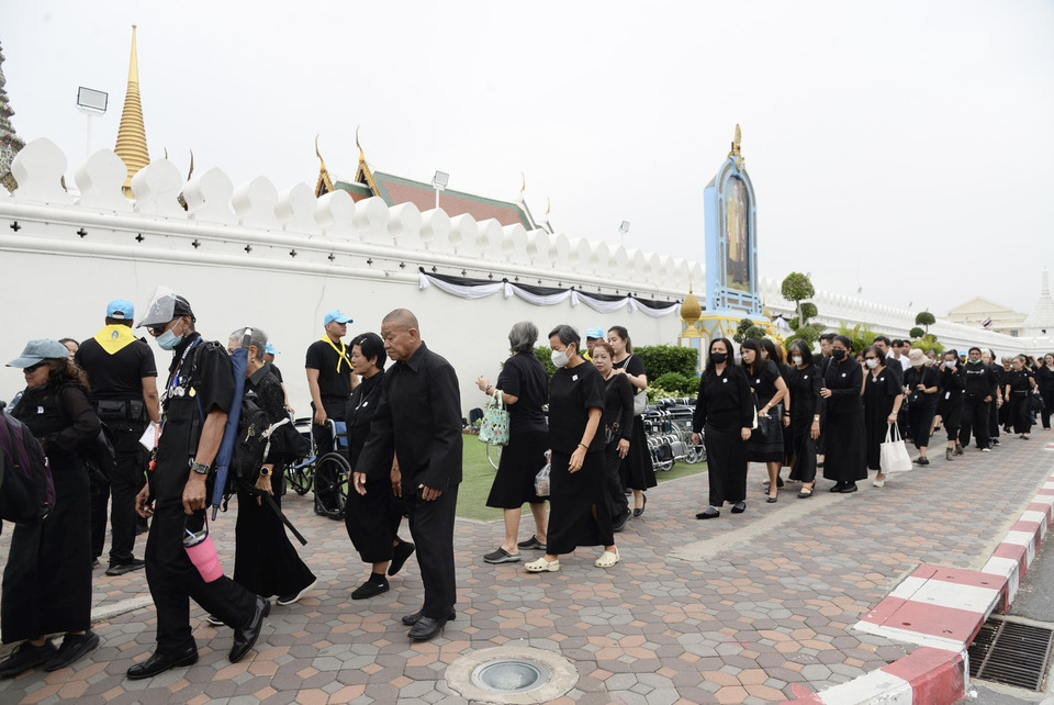 พสกนิกรจากทั่วทุกสารทิศ เดินทางเข้ากราบถวายบังคมพระบรมศพ "พระพันปีหลวง" วันหยุดต่อเนื่องไม่ขาดสาย 