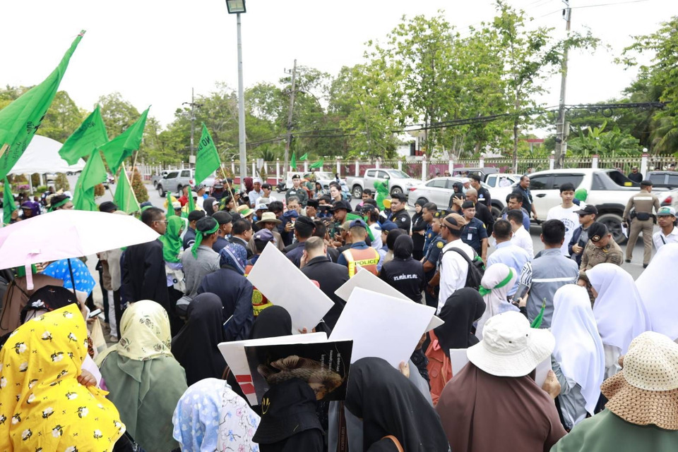 ชาวบ้านกรงปินังรวมพลังยื่น "ศอ.บต." ค้านโครงการประตูระบายน้ำ หวั่นกระทบวิถีชีวิต-ทรัพยากร 