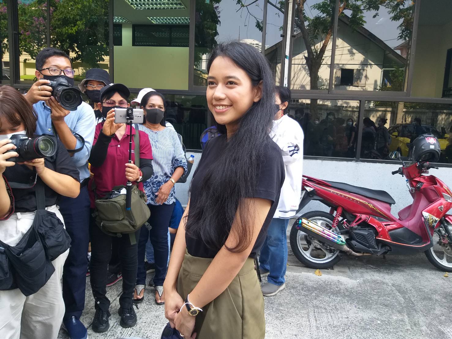 "มายด์" พร้อมพวกรายงานตัวอัยการคดีชุมนุมสถานทูต