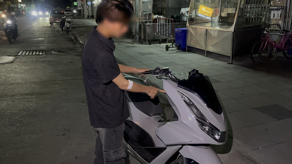 เตือนลืมปิดไฟเลี้ยว กลับถูกเรียกจอดพาพวกรุมทำร้ายกลางพัทยา เด็ก 15 เจ็บ