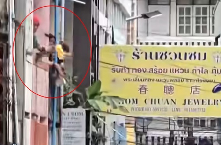 ชาวบ้านติดอยู่ในตึก โบกผ้าส่งสัญญาณขอความช่วยเหลือ หลังน้ำท่วมแม่สาย