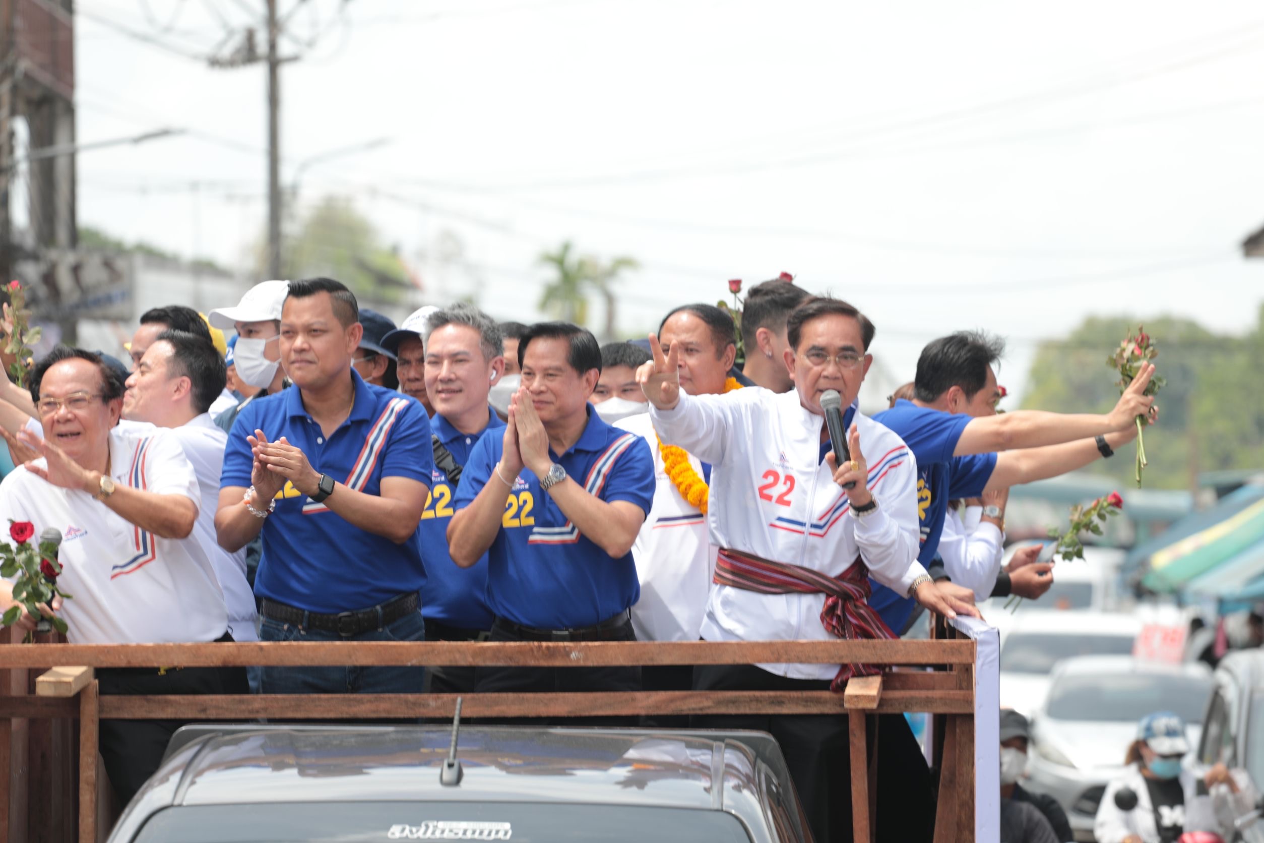 “บิ๊กตู่” ขึ้นรถแห่ขอคะแนนชาวพุนพินพร้อมดูแลคนไทยให้มีความสุข ทำประเทศสงบแน่นอน 