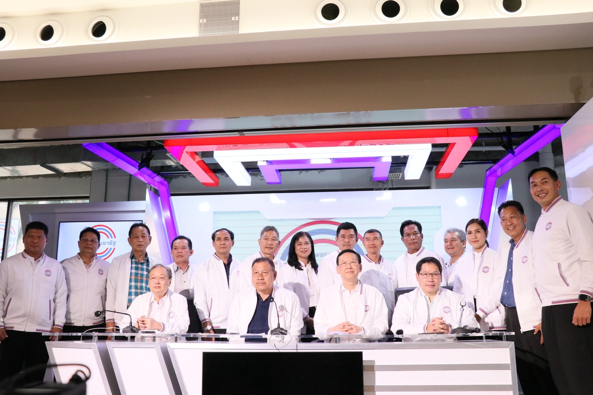 พปชร. แถลงต้อนรับ สอท.คืนสู่เหย้า “สนธิรัตน์” เผย ยังมีอีก “วิรัช” ยัน ไม่มีปัญหาทับซ้อน โวมีงานทุกคน เหตุเป็นรัฐบาล