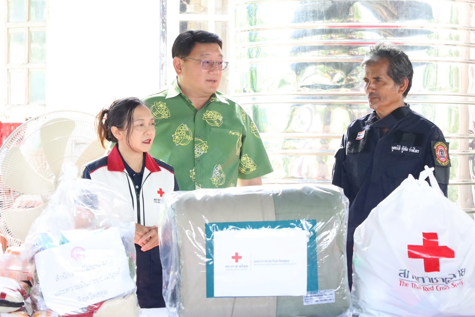 พ่อเมืองสตูลพร้อมนายกเหล่ากาชาด ลงพื้นที่ช่วยเหลือเยียวยาเหตุเพลิงไหม้บ้านประชาชนในพื้นที่ตำบลควนโพธิ์