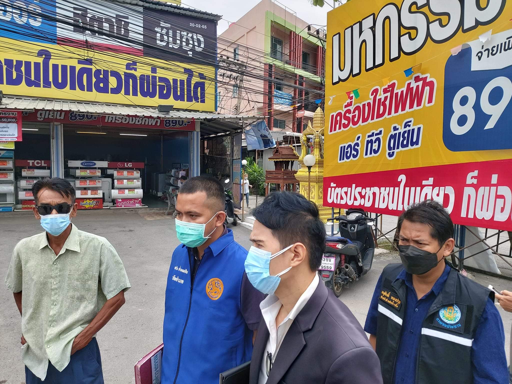 ชลประทานตรวจร้านค้าก่อสิ่งก่อสร้างขวางถนนเข้า-ออก จ่อดำเนินคดี