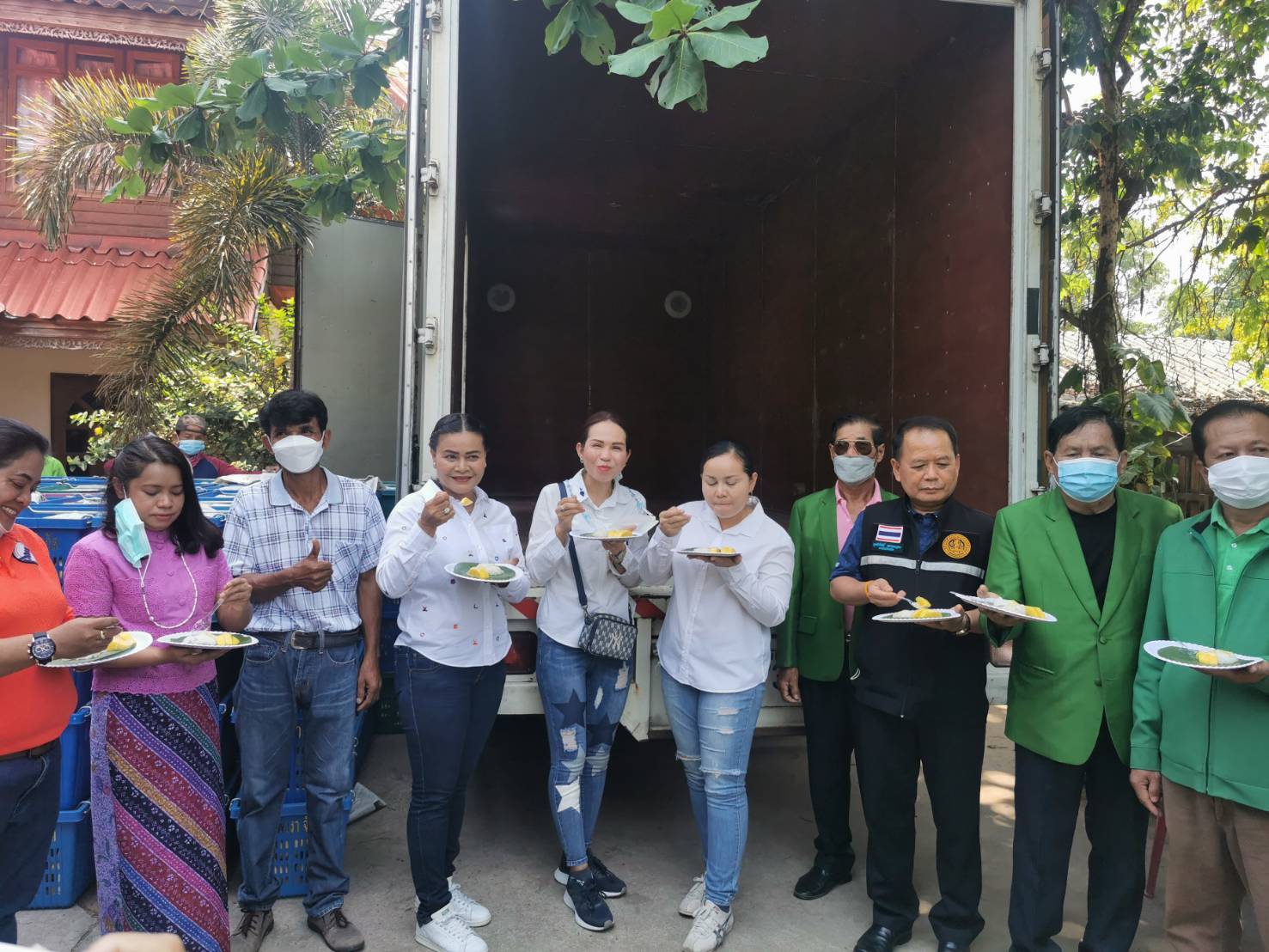 สกต.บุรีรัมย์​แลกเปลี่ยนมะม่วงน้ำดอกไม้  กับอาหารทะเลพังงา​ช่วยผลผลิตค้าง-ราคาตก