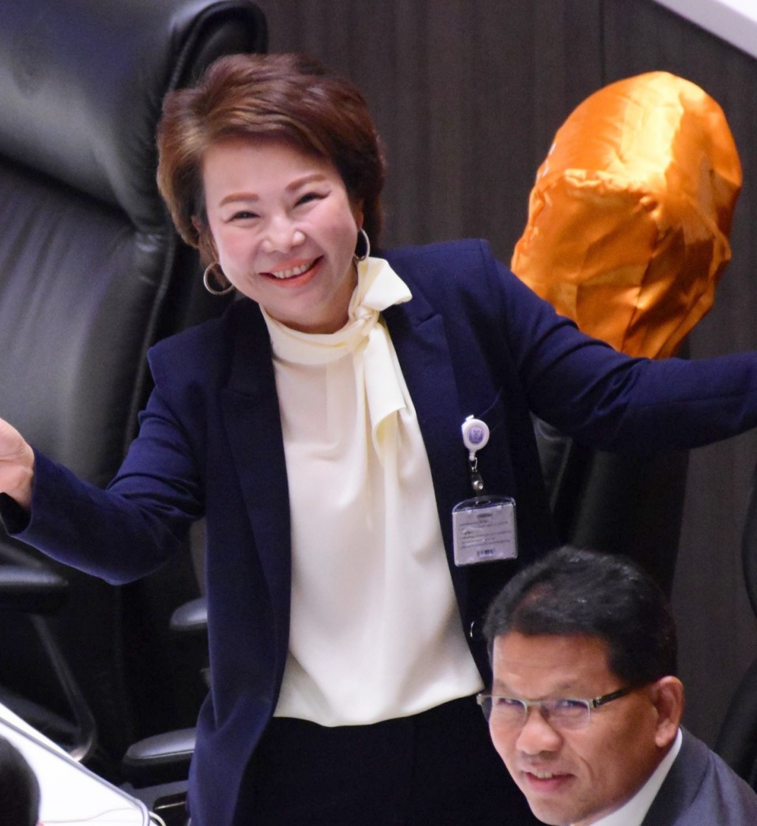 ส.ส.ก้าวไกลฮึ่มดำเนินคดีครูขวางนักเรียนชุมนุม