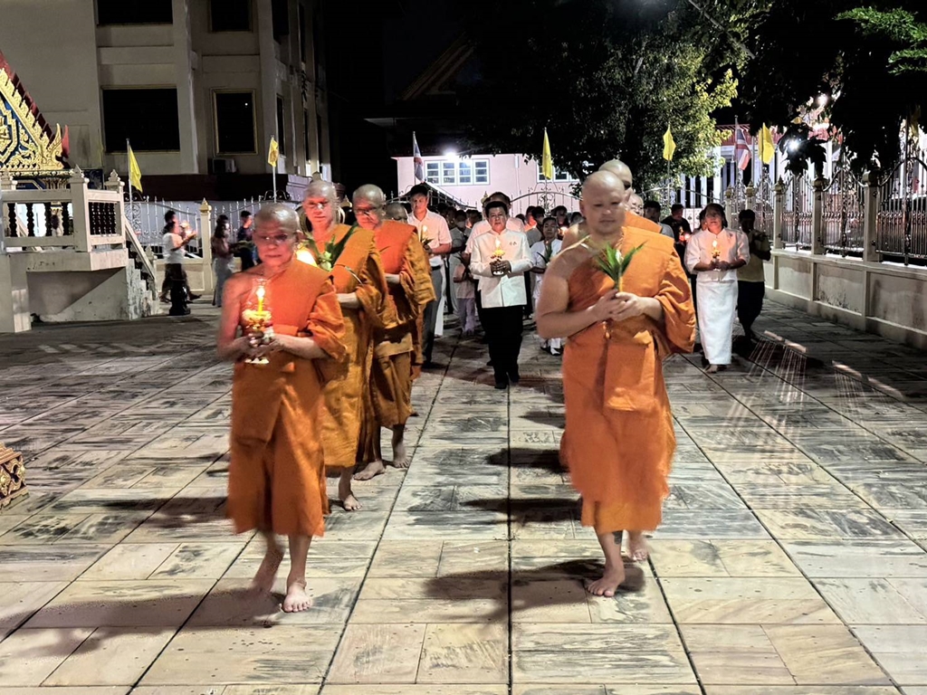 รองผู้ว่าฯ ระยอง นำประชาชนเวียนเทียน เนื่องในวันอาสาฬหบูชา-วันเข้าพรรษา