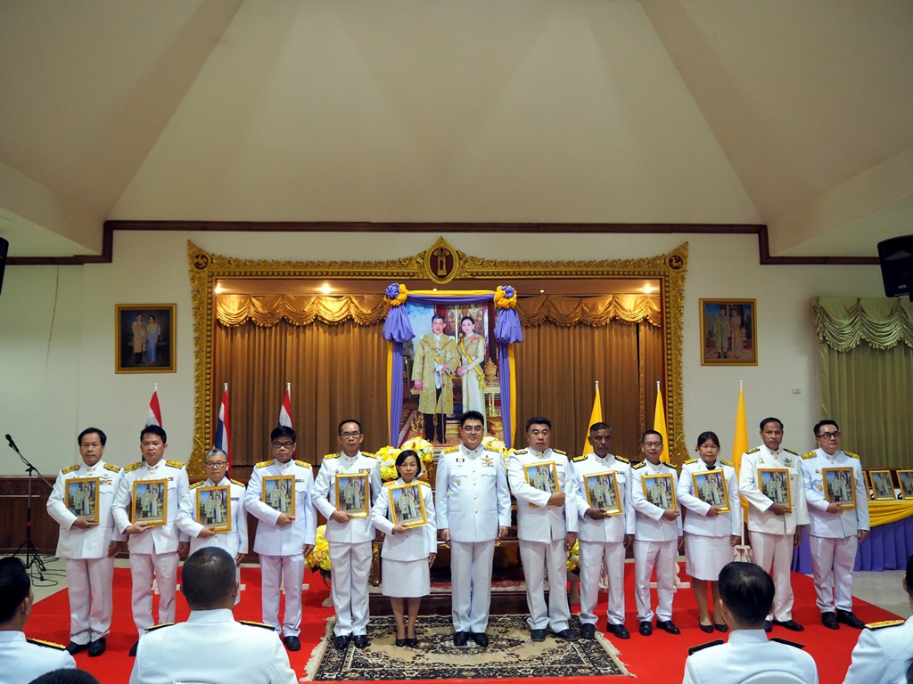 แม่ฮ่องสอน จัดพิธีรับพระราชทานพระบรมฉายาลักษณ์ฯ มอบให้แก่หน่วยงานต่างๆ