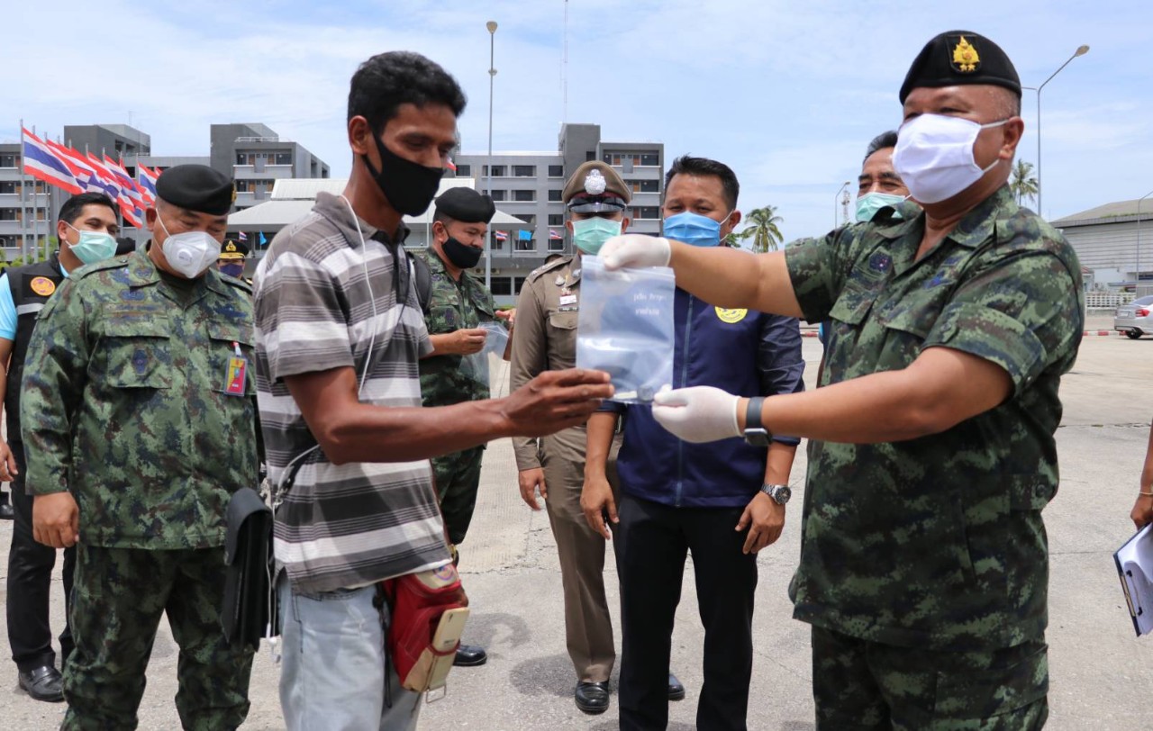 ด่านพรมแดนสุไหงโกลก รับ - ส่งมอบยานพาหนะแก่พี่น้องชาวไทยหลังจากติดค้างในมาเลเซีย เฉพาะรัฐกลันตันนานนับเดือน
