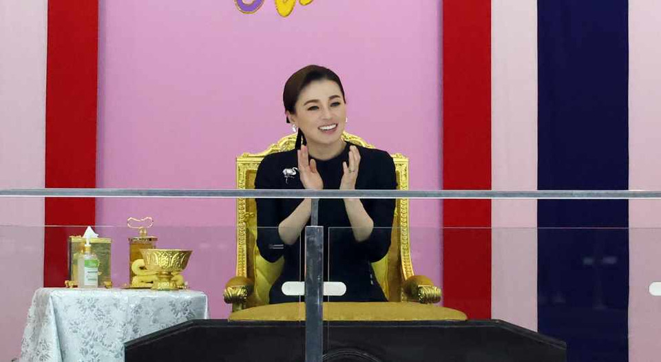 "พระราชินี" ทอดพระเนตรการแข่งขันกีฬาฮอกกี้น้ำแข็ง รอบชิงชนะเลิศ ประเภททีมชาย ในซีเกมส์ ครั้งที่ 33