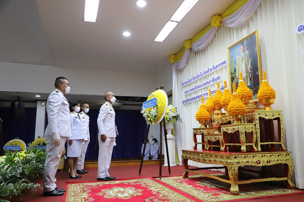 ผู้ว่าฯปทุมธานี นำส่วนราชการประกอบพิธีวางพวงมาลา เนื่องในวันคล้ายวันสวรรคต ในหลวง ร.9