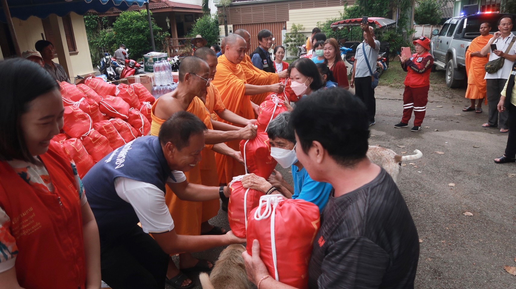 ปทุมธานีส่งต่อน้ำใจ วัดพระธรรมกายสนับสนุนถุงยังชีพ 1,000 ชุดให้ผู้เดือดร้อนจากภัยน้ำท่วมใน จ.เชียงใหม่และลำพูน