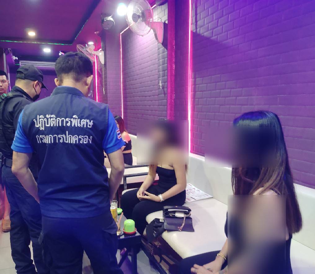 อึ้ง!กรมการปกครองบุกทลายบาร์กลางป่าตองภูเก็ตพบเด็กสาวถูกค้ากามถึง 6 คน