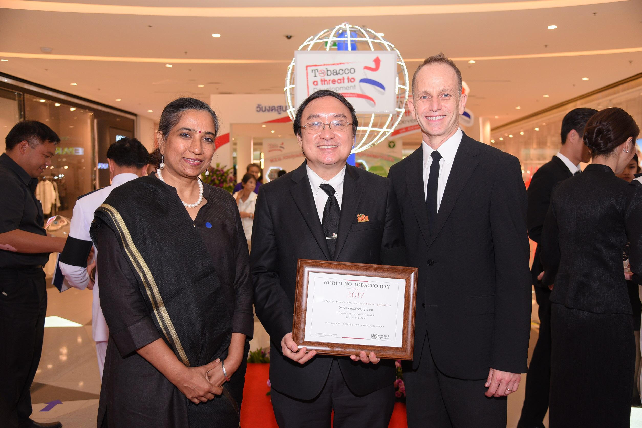 ผจก.สสส. รับประทานรางวัลจากองค์โสมฯ  World No Tobacco Day Award 2017 