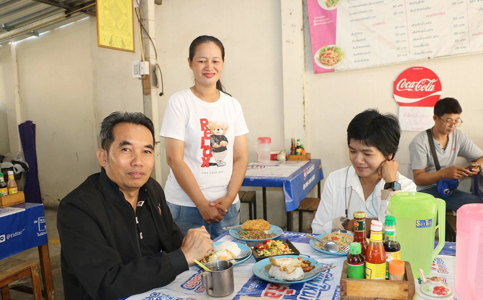 สุดว้าว! ร้านอาหารตามสั่ง 20 บาท อ.บ้านโป่ง ขายถูกมา 7 ปี ลูกค้าแน่นทุกวัน