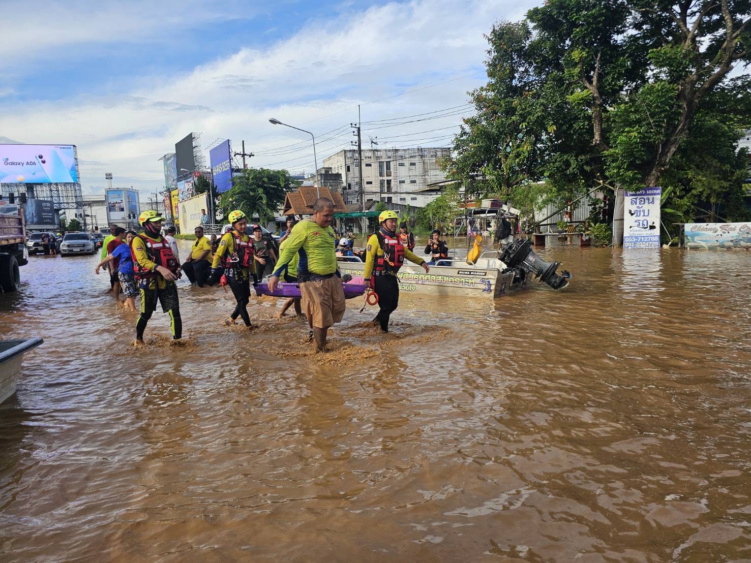 กู้ภัยสัตหีบ ลุยช่วยผู้ป่วย อพยพคน ระดับน้ำยังท่วมสูงบางพื้นที่ ในอุทกภัยเชียงราย