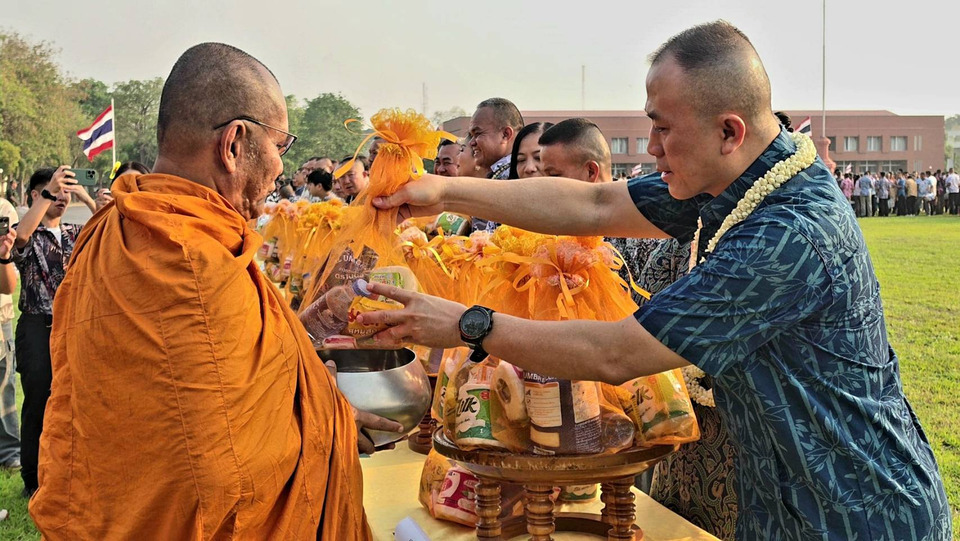 “ผบ.หน่วยบัญชาการสงครามพิเศษ” นำกำลังพล-ครอบครัว ร่วมทำบุญตักบาตร สรงน้ำพระ สืบสานประเพณีสงกรานต์ไทย