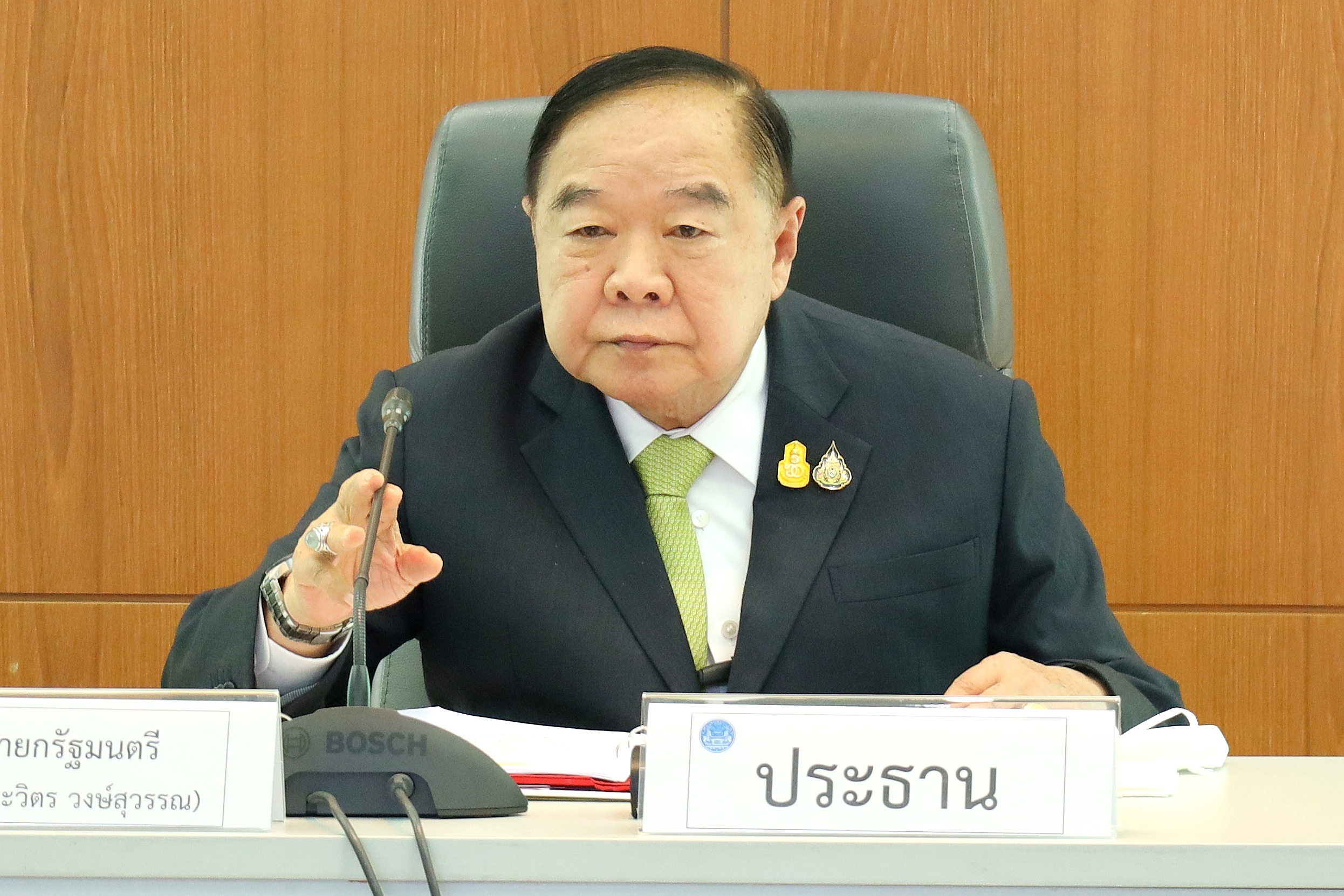 "บิ๊กป้อม" ถกสถานการณ์ใต้ เคาะยืด พรก.ฉุกเฉิน สั่งเร่งสืบสวนขยายผลคาร์บอมบ์ที่นราฯ เฝ้าระวัง-บังคับใช้ กม.เข้ม
