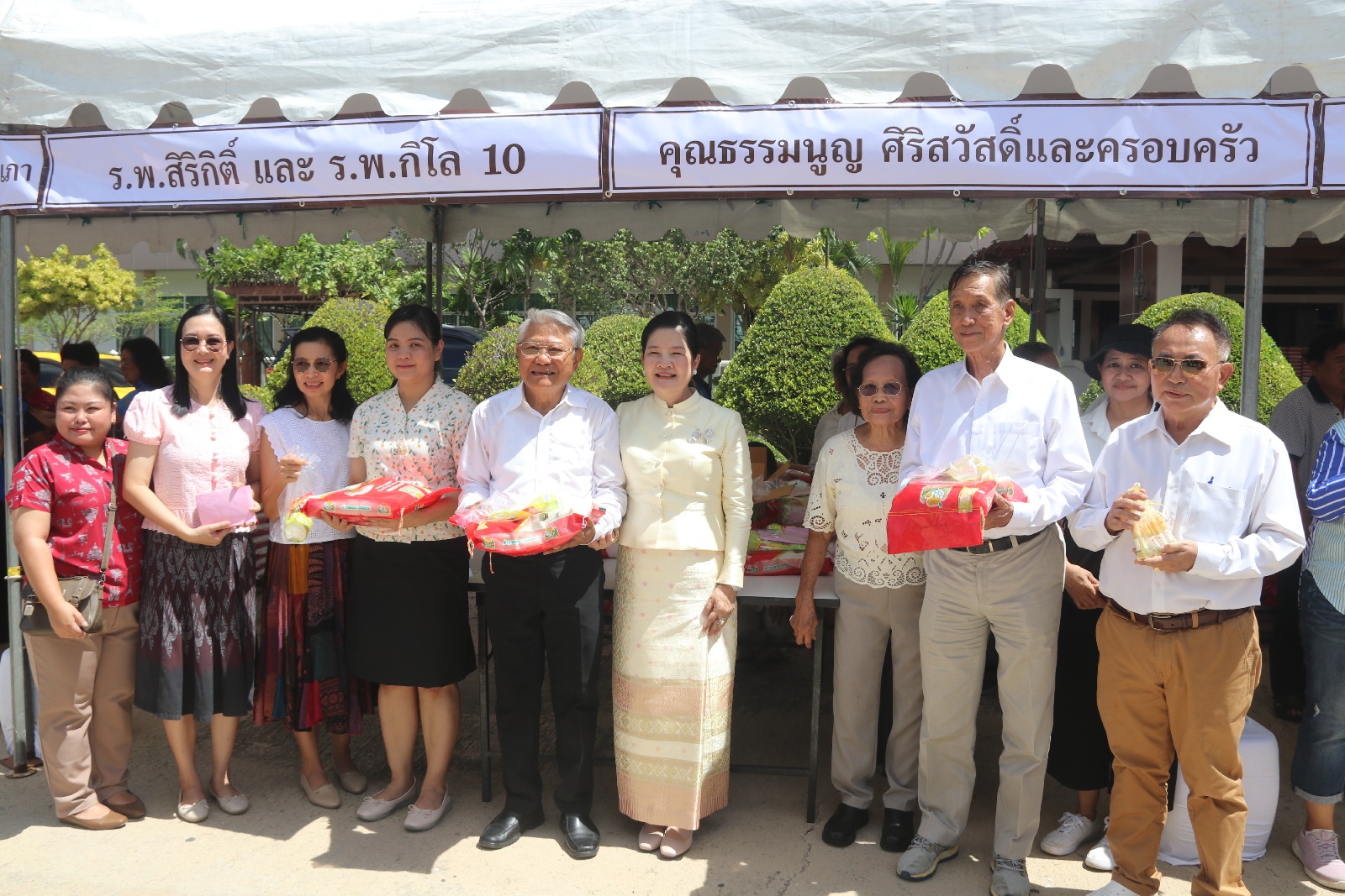 เศรษฐีใจบุญ!! แจกเงิน 3 แสน-ข้าวสาร 800 ถุงให้ชาวบ้าน