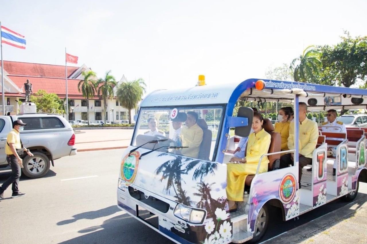 จังหวัดตราด ร่วม อบจ.ส่งมอบรถรางนำเที่ยว (รถชมวิว) ให้เรือนจำจังหวัดตราด
