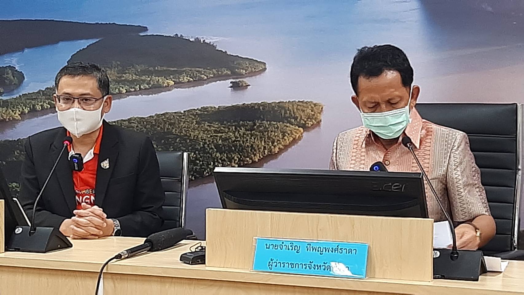 ผู้ว่าฯพังงา จัดประชุมติดตามสถานการณ์การแพร่ระบาดของโรคติดเชื้อไวรัสโคโรนา 2019 ในพื้นที่