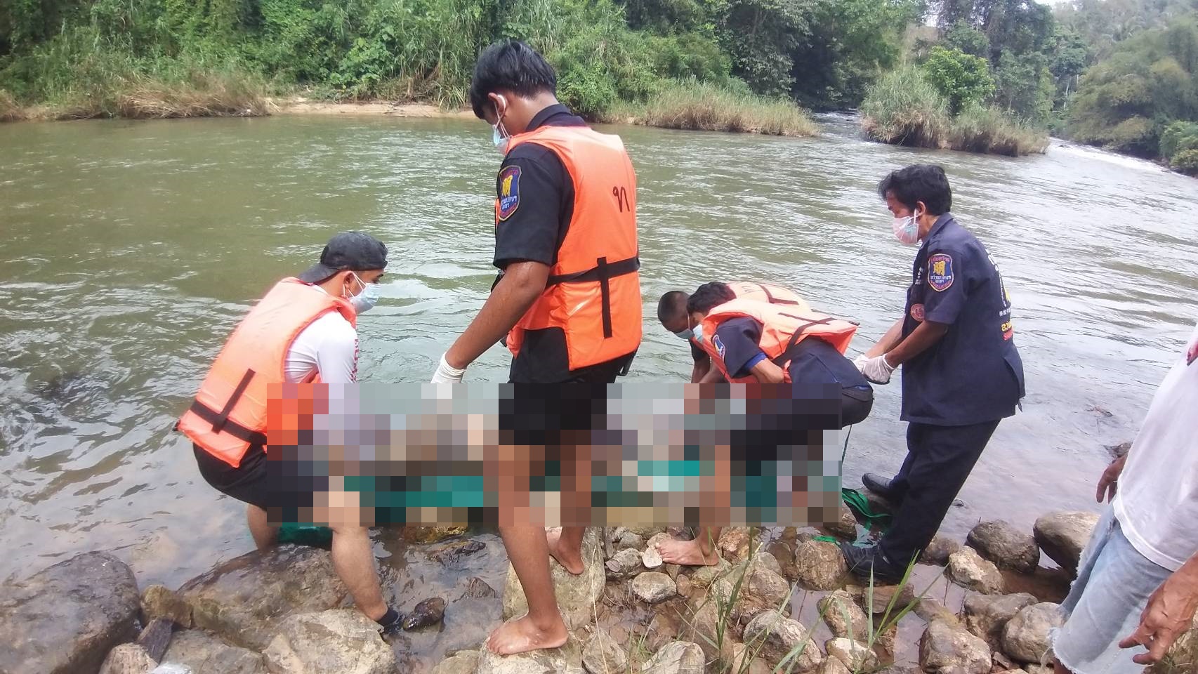 ญาติแจ้งความคนหาย 4 วันพบอีกครั้งเป็นศพลอยติดโขดหินกลางแม่น้ำ