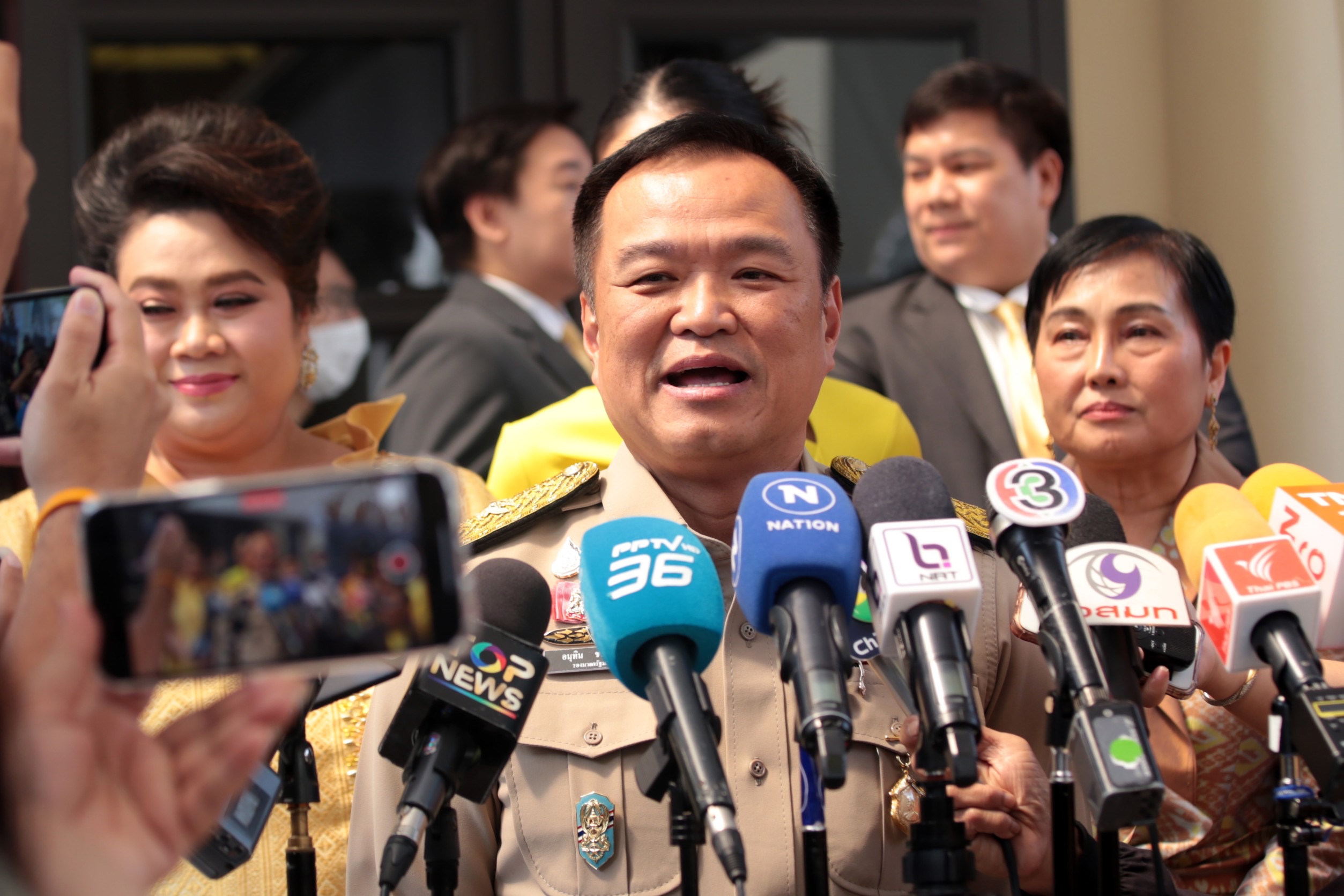 “อนุทิน” ส่งข้อความให้กำลังใจ “นายกฯ” ยันสถานการณ์การเมืองพรุ่งนี้ ไม่ส่งผลเปลี่ยนขั้ว ย้ำพรรคร่วมฯสามัคคี