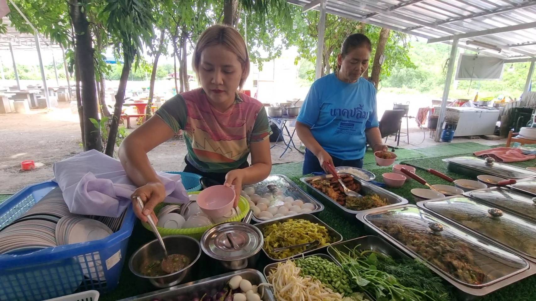 สาวราชบุรี เปิดร้านข้าวแกง ขายกับข้าวถ้วยละ 10 บาท มีอาหารให้เลือกกว่า 20 เมนู เพื่อช่วยคนมีรายได้น้อยได้กินอิ่ม โดยที่ตัวเองพอมีกำไรอยู่ได้